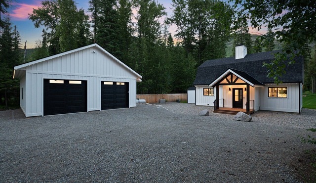 Charming River Cottage w/AC, Deluxe HotTub,WiFi in Bonners Ferry on the Border!