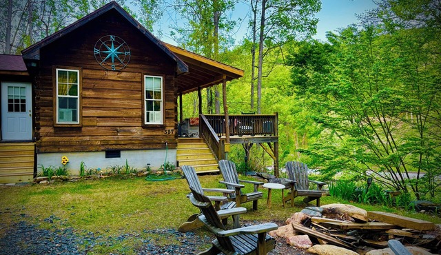 Charming riverfront 2-bedroom cabin with hot tub, WiFi, AC in Green Mountain NC