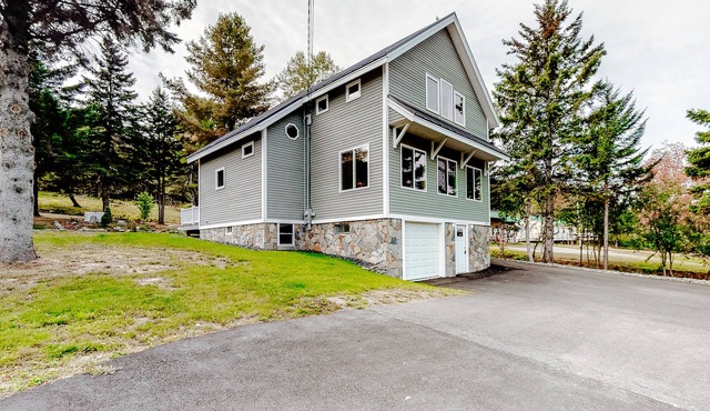 Charming riverfront home with mountain views & private dock