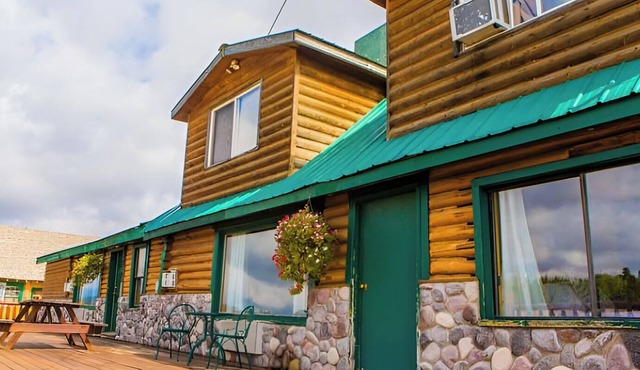 Charming Riverfront Bungalow - Just steps from the River Bank!