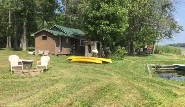 Charming Riverside Cottage Retreat in Historic Merrickville, Ontario