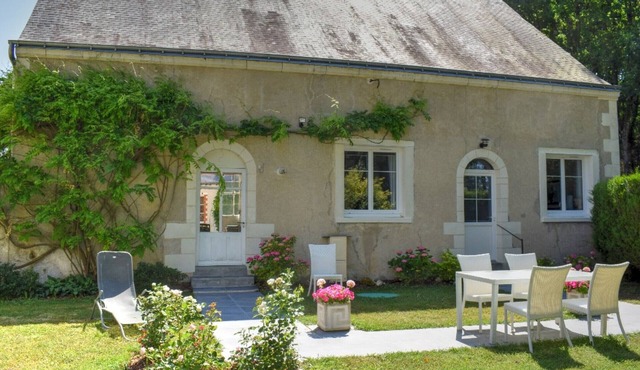 Charming Riverside House with Garden, Modern Amenities, Near Loire Castles