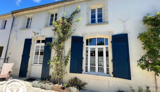 Charming Riverside House with Canoes, Garden, and Nearby Market in Marais Poitevin