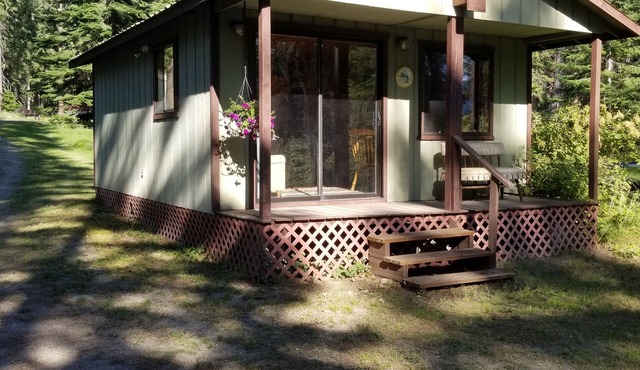 Charming Riverside Retreat - Cliff Cabin