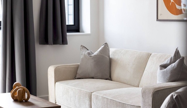 Charming Riverside View Apartment/Pass The Keys