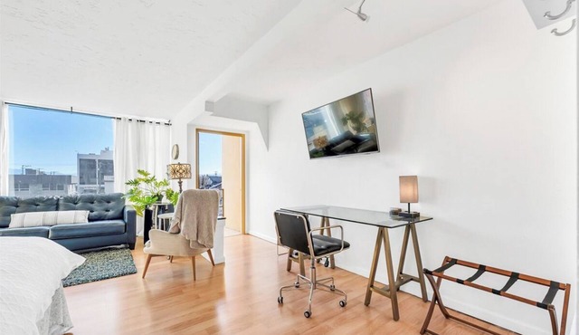 Charming Riverwalk Retreat – Spacious Downtown Condo