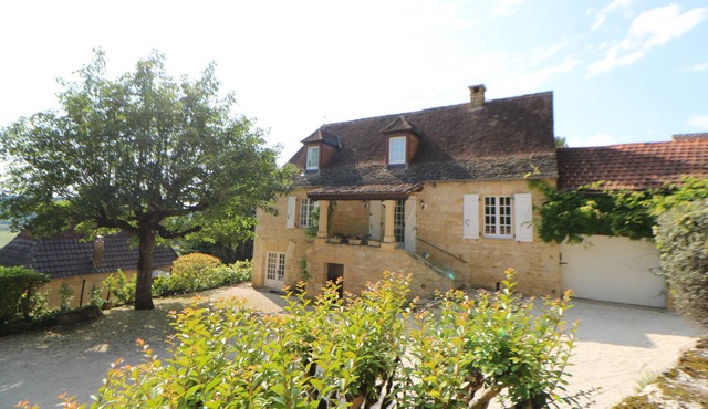 Charming Romantic Home With Large Garden & Pool