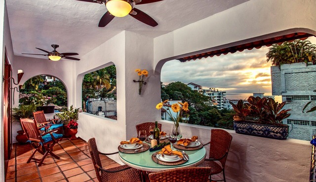 Charming Romantica Zone condo-ocean and mountain views-minutes from the beach!