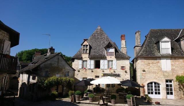 Charming Romantic Petit Chateau - all inclusive - in Turenne Centre
