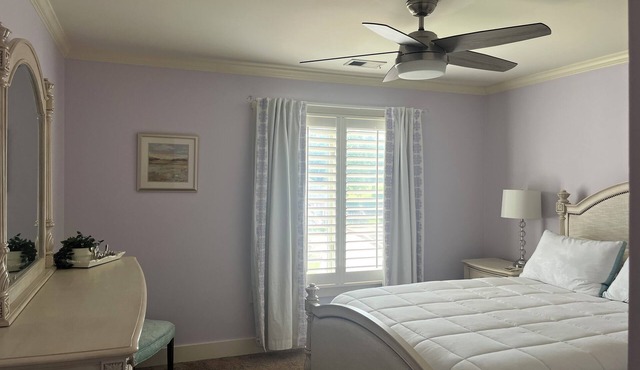 Charming room in Beautiful Custom Home- 30 day stay minimum