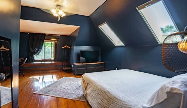 Charming Room in Historic Inn with Parking - Rm 8