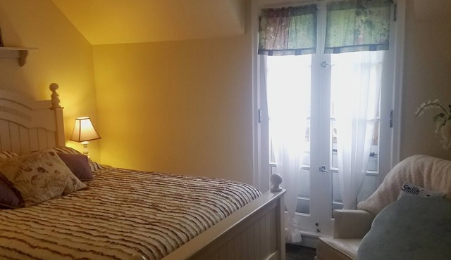 Charming room in lovely Northfield with WiFi, AC