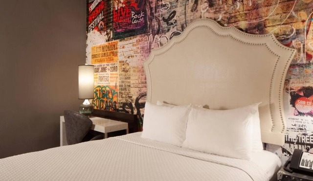 Charming Room Just Steps Away from The Fox Theater - Prime Location!