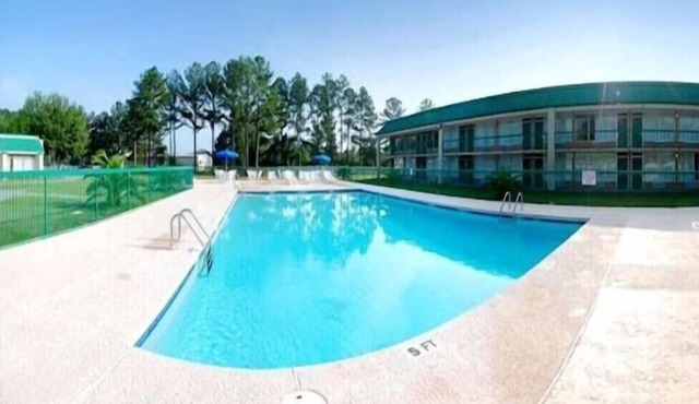 Charming Room w/Outdoor Pool, Near Pine Street Park