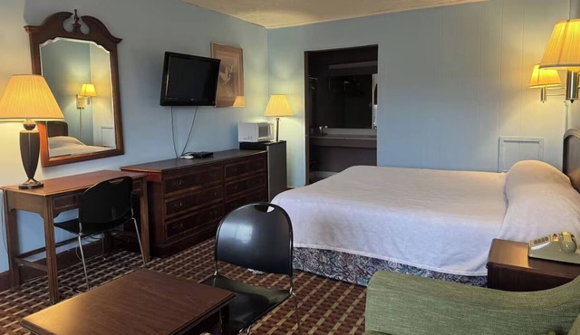 Charming Room w/King Bed + Work Desk, Close to Tazewell Restaurants