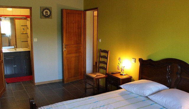 Charming Room with Private Bathroom and Shared Lounge, Near Belgium and Luxembourg