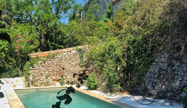 Charming room with garden and swimming pool 15 minutes from Uzès