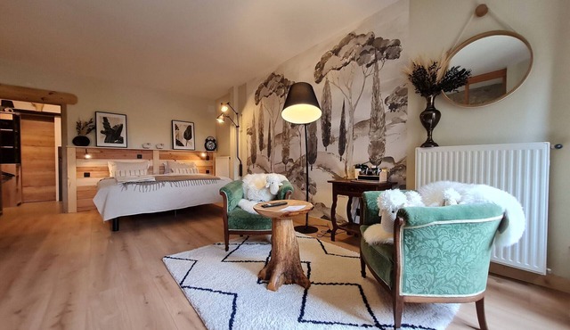 Charming room with private bathroom and lounge area