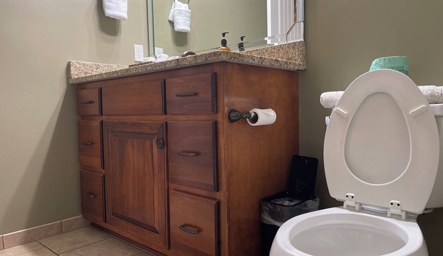 Charming Rooms & Cabins in Tranquil Cottonwood – Perfect for a Relaxing Getaway