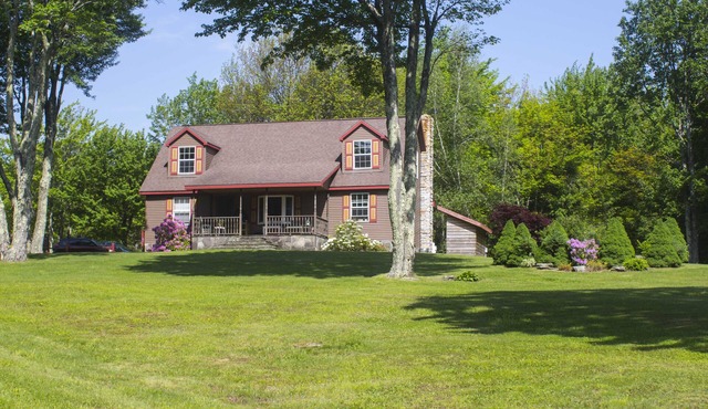 Charming, Roomy, Art-filled House Surrounded by Mountain Views/Natural Beauty