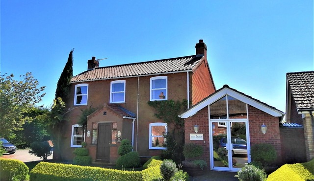 Charming Rose Cottage 3 bedroom home sleeps 7