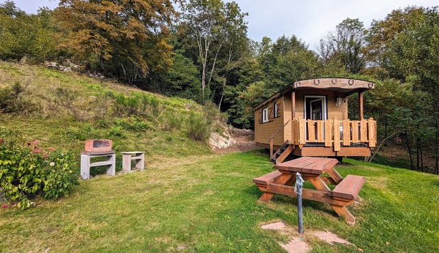 Charming Roulotte Stay: Streamside Serenity, Sauna, Massage & Ideal for Family or Friends