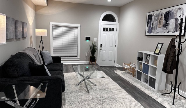 Charming Rowhome - Close to Fell's Point, Canton, Inner Harbor & Johns Hopkins