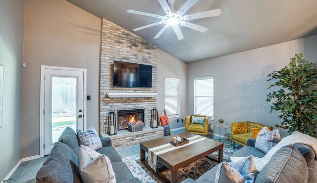 Charming Royal Casa with KING BED in North Central SA with FIRE PIT
