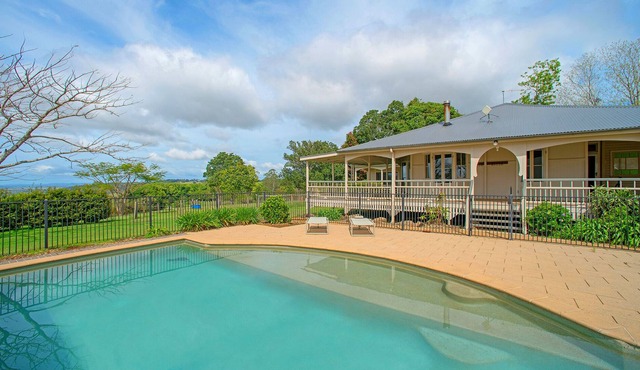 Charming rural 4 bedroom Cottage with pool and views