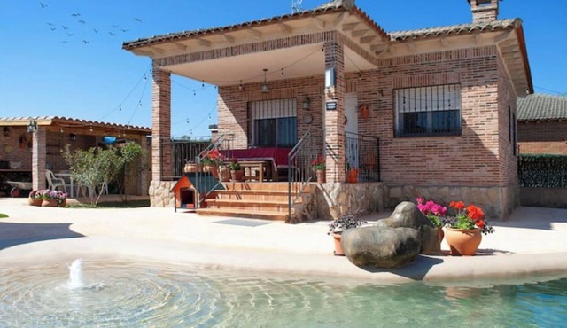 Charming rural house for 4 people, parking, porch, barbecue and swimming pool.