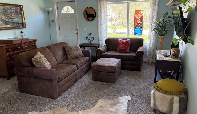 Charming Rural Naturalist Cottage, just blocks from Heartland Park & Downtown!