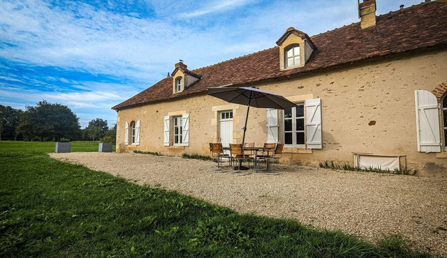 Charming Rural Retreat with Shared Pool - 3 BR, Private Garden, Close to Nature Parks