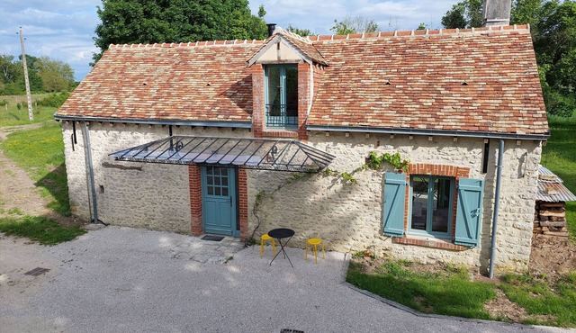 Charming Rural Retreat with High-Speed Fiber, Home Cinema & Orchard Access