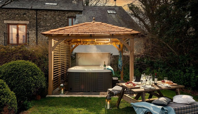 Charming rural Water Mill conversion with private hot tub & EV charging