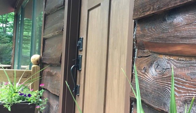 Charming Rustic Cabin, All Newly Renovated, with seasonal Lake View