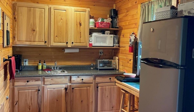 Charming Rustic Cottage in the Heart of Laurel Highlands, PA Escape to this cozy, rustic retreat nestled in the stunning Laurel Highlands of Pennsylvania & Deer Creek Winery, where nature meets comfort & taste. Perfect for a weekend getaway or a