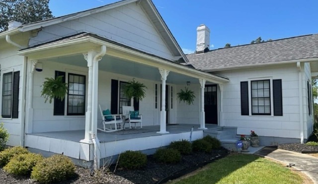 Charming, rustic Farmhouse. 2 mi. from Tin Roof Farms Venue. 39 mi. to Masters.