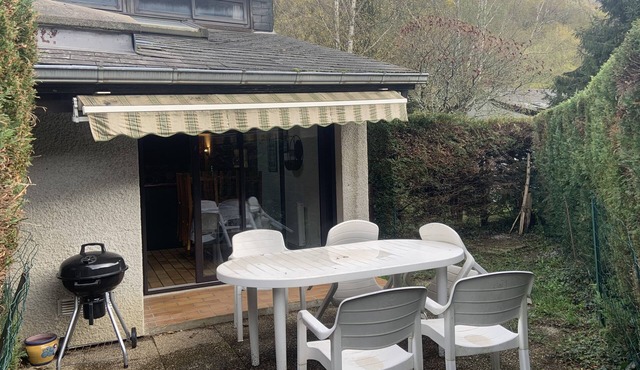 Charming rustic house with small garden near the Gave d'Ossau. Ideal for families.