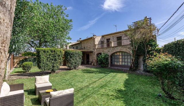 Charming Rustic House – Luxury Masía with Private Garden, Pool, Wi-Fi & Air Conditioning