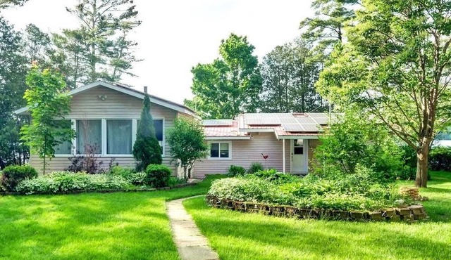 Charming, rustic lake house on beautiful Sunset Bay on White Lake - Pet friendly