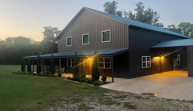 Charming Rustic/Modern Barndominium with HotTub near MW City, Tinker AFB, and OU