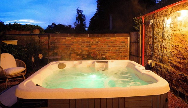 Charming, rustic & well equipped garden cottage