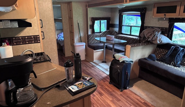 Charming RV with 2 bedrooms and WiFi, AC in peaceful Bigfork