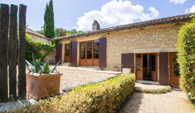 Charming stone cottage with heated pool, pets welcome near Périgueux