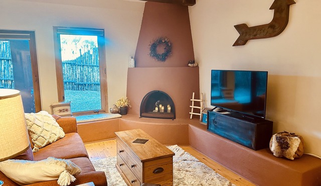 Charming Santa Fe Retreat. Private Patio. 1.4 miles to Plaza. Full kitchen. A/C!