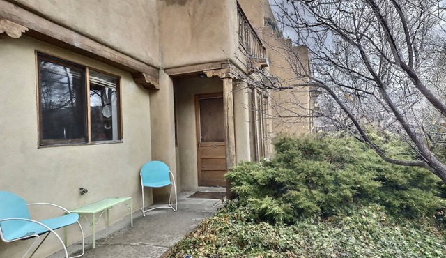 Charming Santa Fe Style 2br 1.5ba vacation condo off the Taos Plaza with hot tub