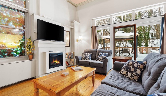 Charming Saugatuck Condo w/Private Deck + Grill!