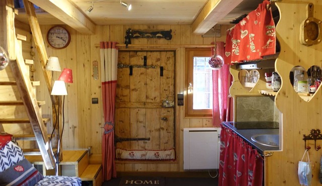 Charming Savoyard Mazot in Hauteluce Village – Ideal for Couples, Near Shops and Ski Lift