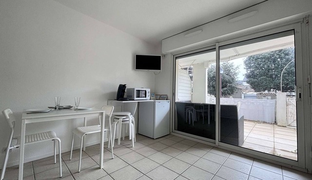 Charming seaside apartment with terrace, parking and pool, sleeps 4