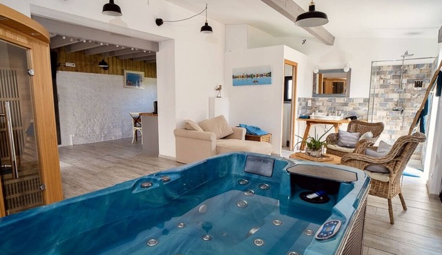 Charming sea-themed gîte with jacuzzi and private sauna